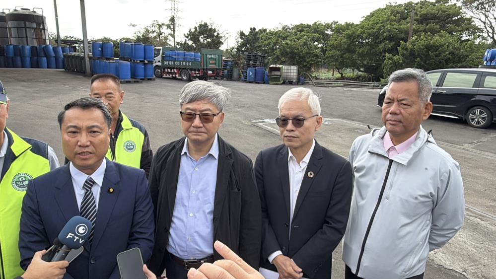 1767344734494567.jpg 1120+1.涂權吉立委(左1)、環境部沈次長志修(左2)、泓橋公司代表(右2)、環管署顏署長旭明(右1)合照.jpg