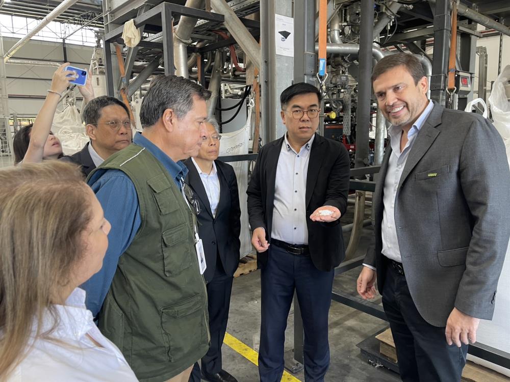 1767346050313455.jpg 1120環境部彭啓明部長與巴拉圭永續產業商會主席交流並參訪Circular+PET+S.A.工廠.jpg