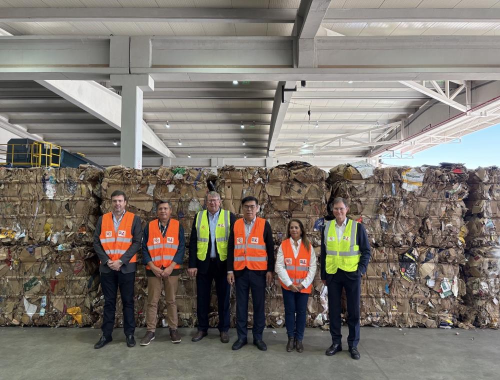 1767346061383178.jpg 1120環境部彭啓明部長與巴拉圭環境及永續發展部參訪Yaguarete+Riciclaje紙類回收再生工廠.jpg