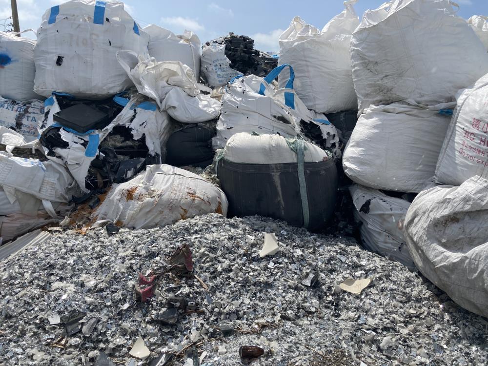 1767346344206314.jpg 1124.苑裡鎮順天段場址遭棄置廢玻璃情形.jpg