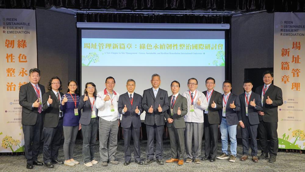 1767346731801085.jpg 1126.研討會顏旭明署長(中)與專家學者合影.JPG