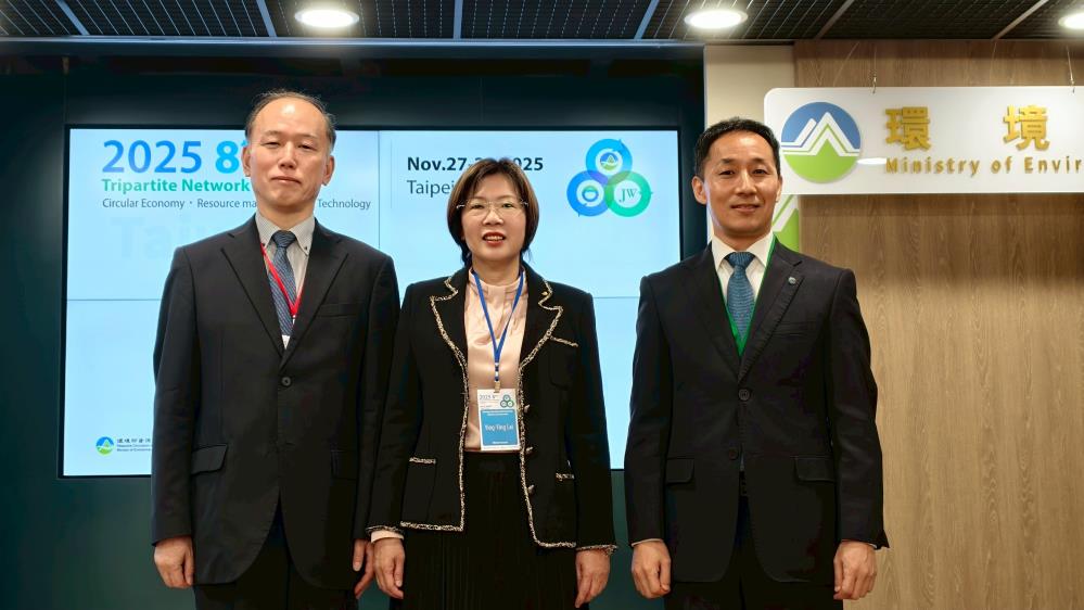 1128.2.臺日韓同迎循環經濟浪潮，左起日本+JW_Center+關莊一郎理事長、資源循環署賴瑩瑩署長、韓國+KEO+工業廢棄物部門金度烔主任.jpg