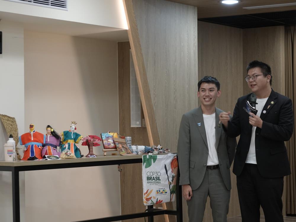 1203+圓夢青年介紹來自巴西COP+30的紀念品與綠區展演用布袋戲.jpg