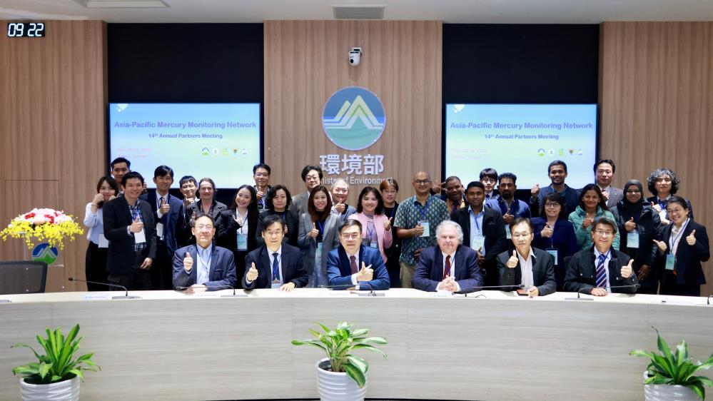 1767409103748720.jpg 1209.新聞相片_環境部與亞太汞監測網夥伴國代表合影.JPG