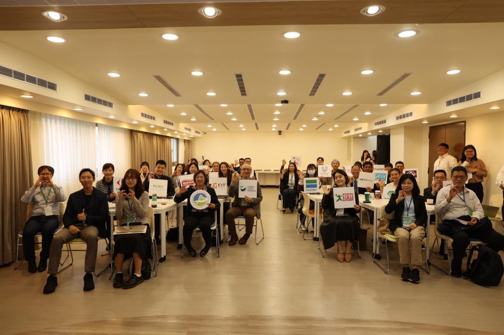 1767409570829397.jpg 1212.環境部資源循環署12月12日宣布成立「零售商品包裝循環永續策略聯盟」,23家包裝產業上中下游代表齊聚,齊心推動包裝減量與循環永續。.jpg