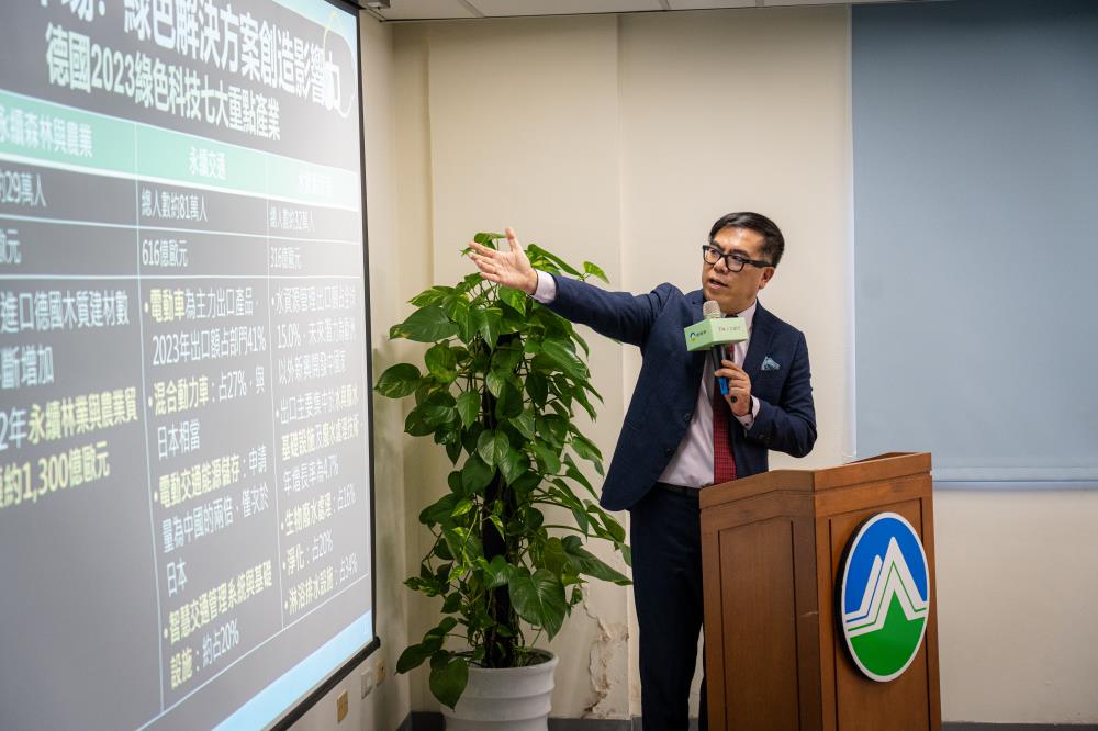 1767426287935548.jpg 1223.4.彭啓明部長出席「2025下半年綠領人才就業趨勢報告」發布會說明臺灣綠色科技妻大關鍵市場.jpg