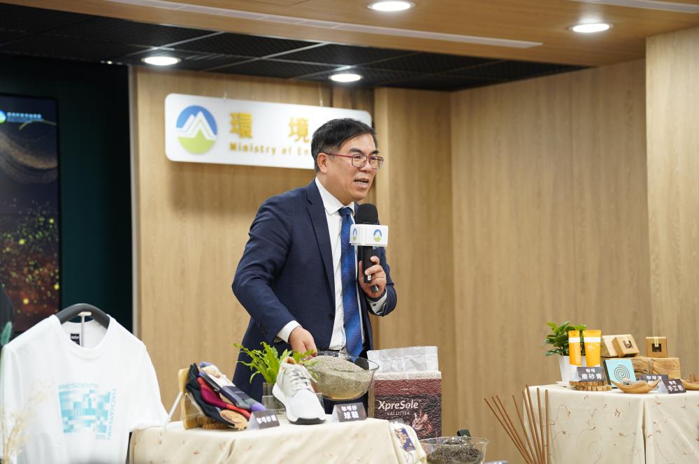 1230.現場展示咖啡渣做成的衣服、貓砂、磨砂膏等商品，並由環境部彭啓明部長說明突破咖啡渣之回收難、處理難、媒合難的解方.JPG