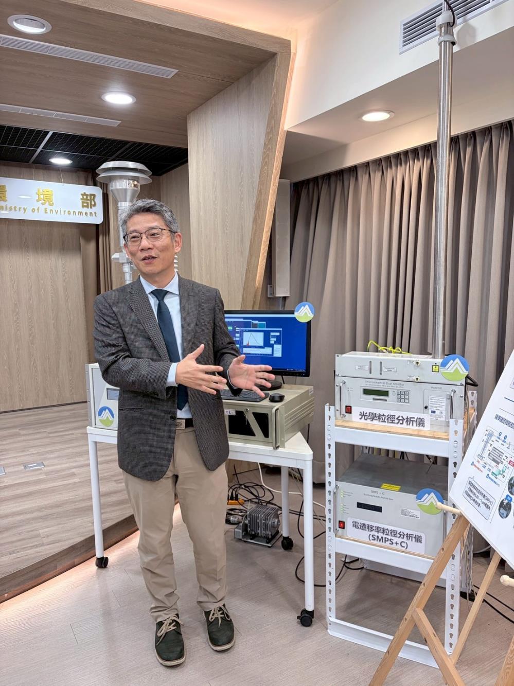 1231_楊禮豪教授介紹超細懸浮微粒監測設備.jpg
