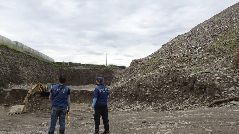 0211.挖取土石後留下深坑及堆置如山的營建廢棄物.JPG