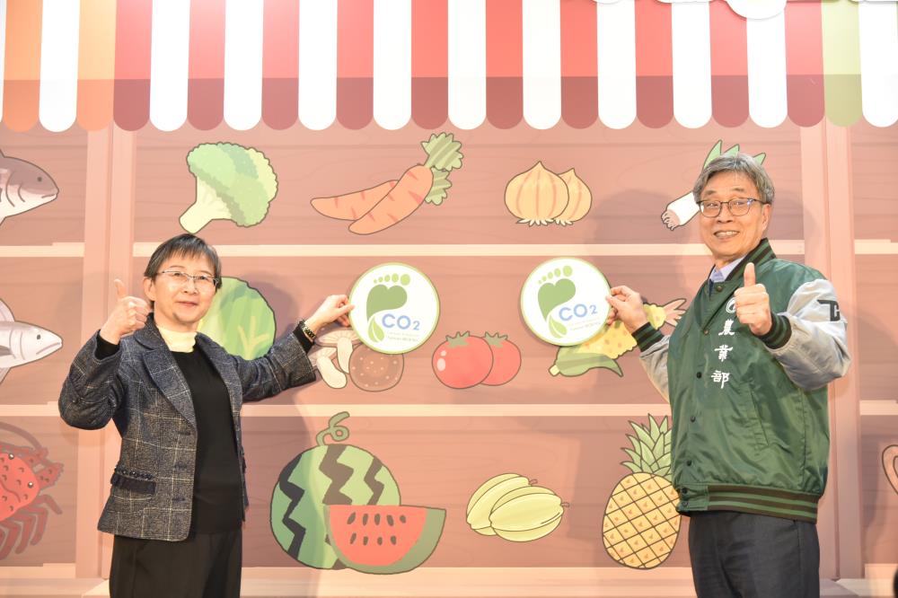 0225.環境部陳淑玲主任秘書與農業部陳駿季部長共同為農產品貼上碳足跡標籤，象徵更多的碳足跡農產品在市面上讓消費者看見.jpg