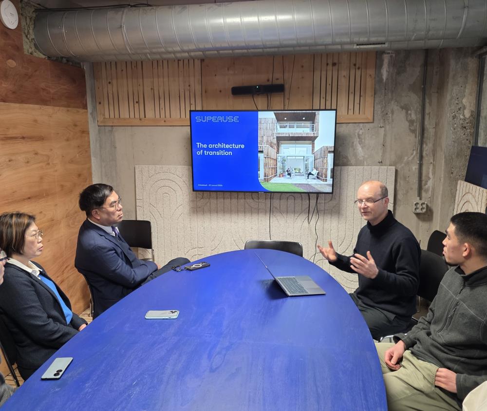 0228.3_部長與荷蘭SUPERUSE團隊討論循環建築.jpg