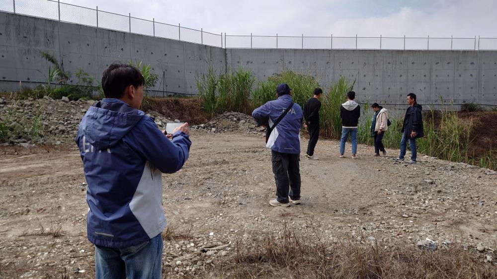 0310.專案小組查緝明○公司掩埋場周邊遭回填營建混合廢棄物情形.JPG