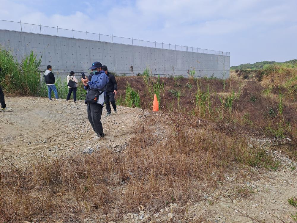 0310.查緝明○公司掩埋場周邊遭回填營建混合廢棄物情形.jpg