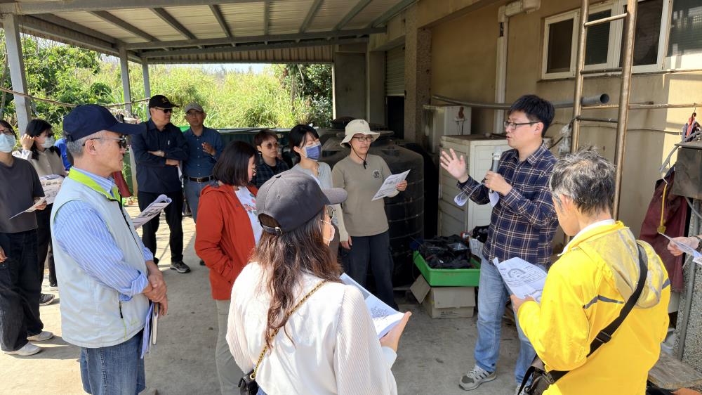 0818-澎湖環保局講解廚餘處理設施.jpg