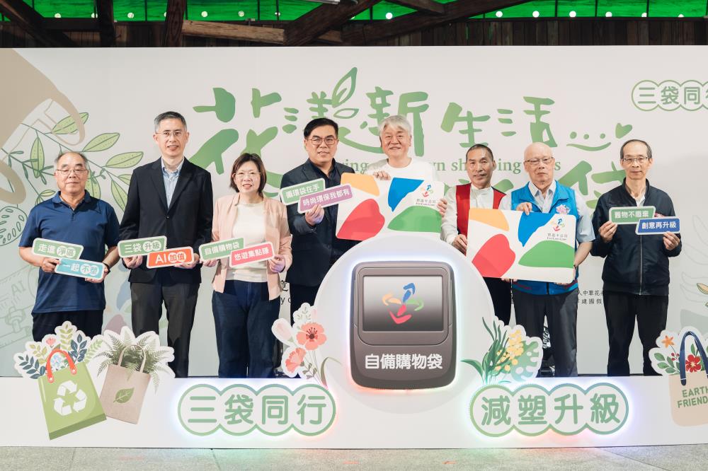 0328.左起_北市府產發局劉永修簡任技正、北市府環保局楊維修副局長、環境部資源循環署賴瑩瑩署長、環境部彭啓明部長、悠遊卡公司陳國君總經理、中華花卉園藝文教基金會陳志忠董事長、建國假日花市自治會張學潭會長、臺北市農會吳新棋秘書.jpg