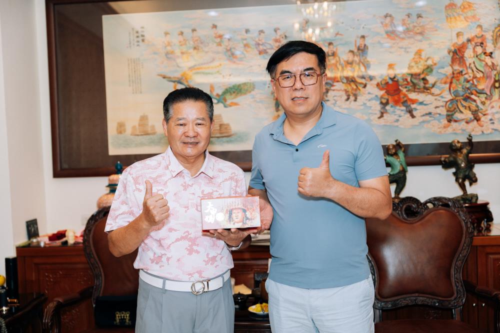 0413.1150412環境部部長彭啓明（右）拜會大甲鎮瀾宮鄭銘坤副董事長（左）.jpg
