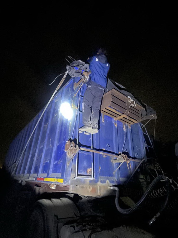 0422.-中區環境管理中心督察人員確認不法車輛載運廢棄物種類.jpg