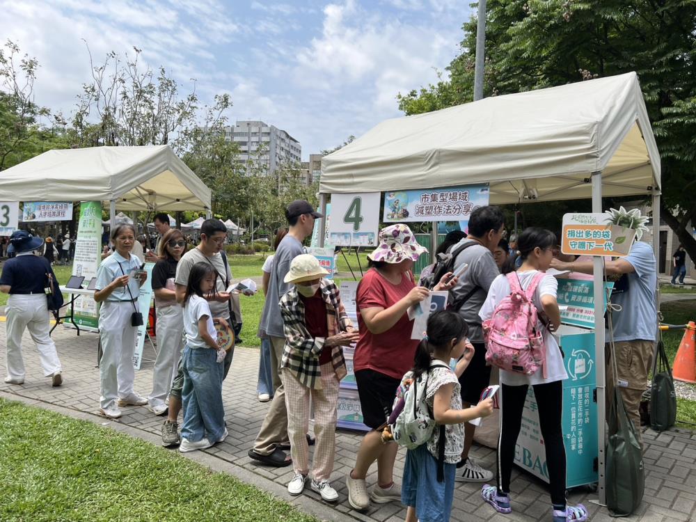 0423.-1150419大安森林公園「綠能 永續護 地球 蔬食無痕家庭日」活動宣傳袋袋箱傳相關措施.jpg
