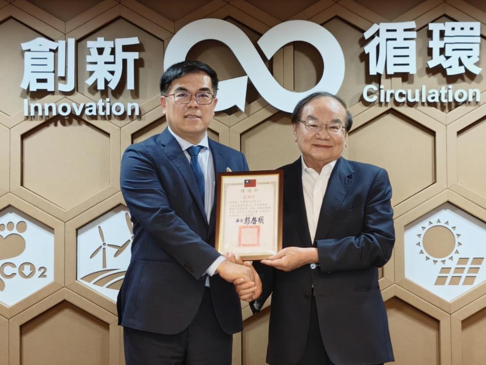 0505.環境部長彭啓明（左）今（5）日頒贈感謝狀，肯定企業以具體行動支持減塑政策。右正隆公司張清標總經理.jpg