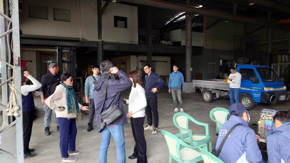 0506.檢察官與專案小組查緝雲林縣斗南鎮棄置廢土情形.jpg