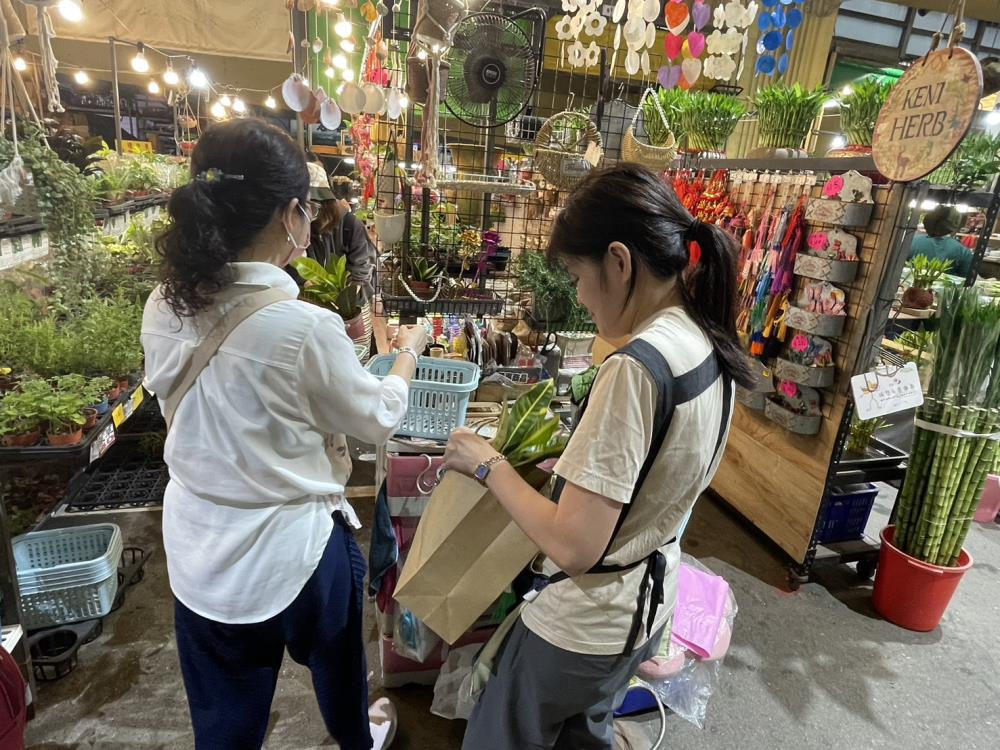 0514.臺北建國假日花市民眾自備購物提袋或使用二手袋.jpg