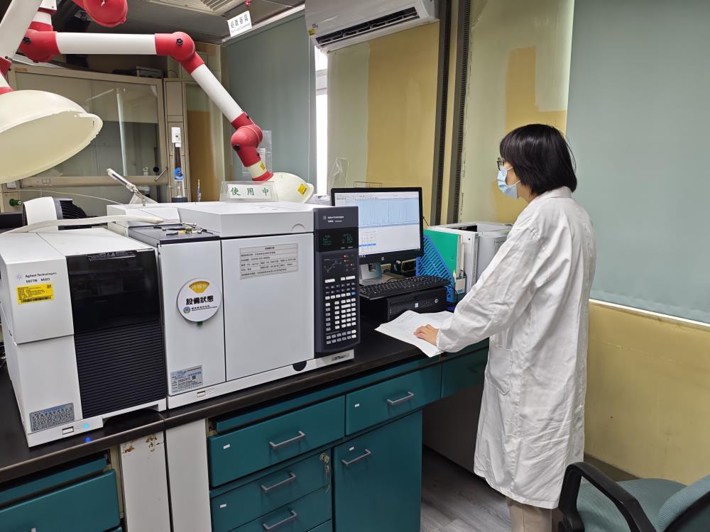 0520.01_國環院人員操作氣相層析質譜儀器.jpg